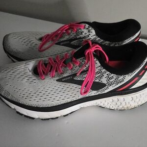 Brooks Ghost 11 Women's White Running Shoes with Pink Accents